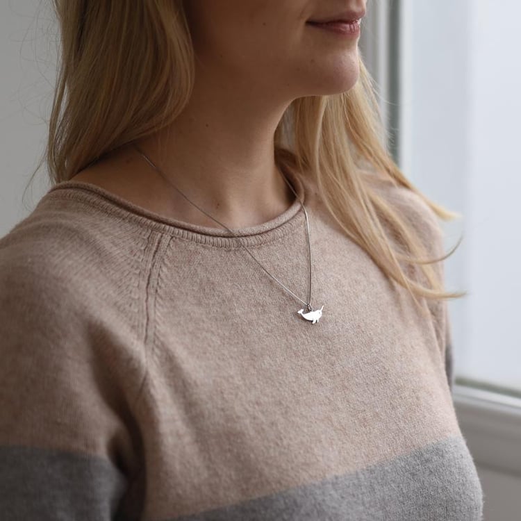 Silberkette mit Anhänger im Form von Narval aof dem Hals 52021