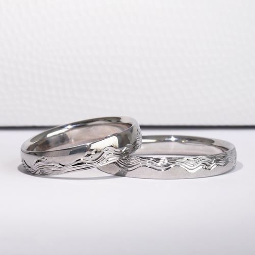 Eheringe mit von Hand gravierten Wellen und Diamanten Laurien