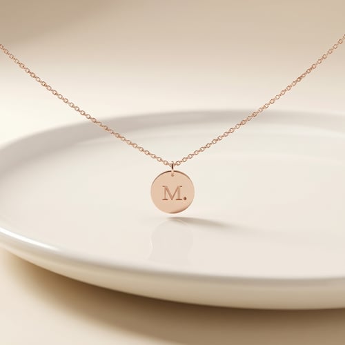 Goldener Anhänger mit rosa Saphir und Gravur eines Buchstabens M Milo