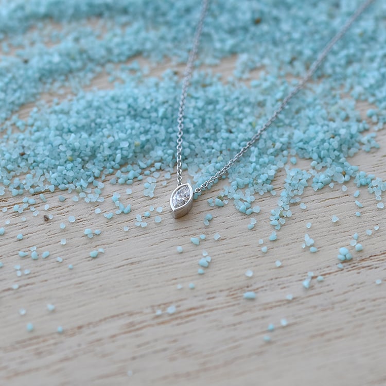 Goldener Anhänger mit Diamanten in Marquiseschliff 62668