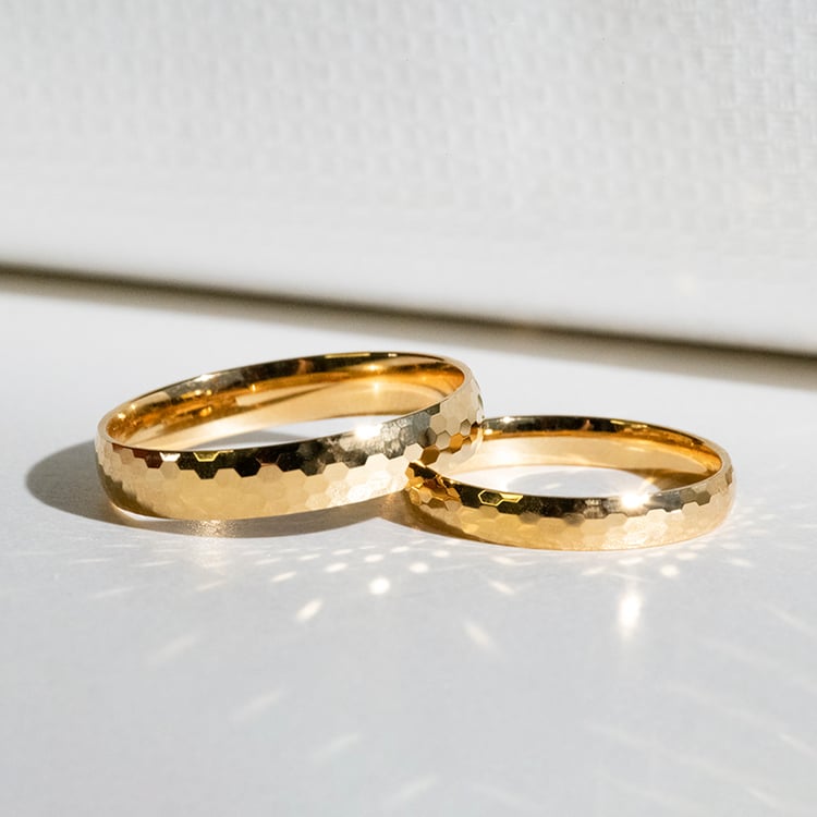 Goldene Eheringe mit Hammerschlag-Motiv Trevino 114110