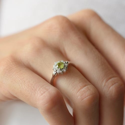 Verlobungsring mit Olivinen und Diamanten Dylah