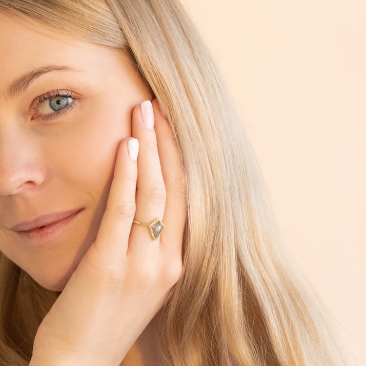 Ring mit Salt and Pepper Diamanten in Kite-Form Bjorn 100984