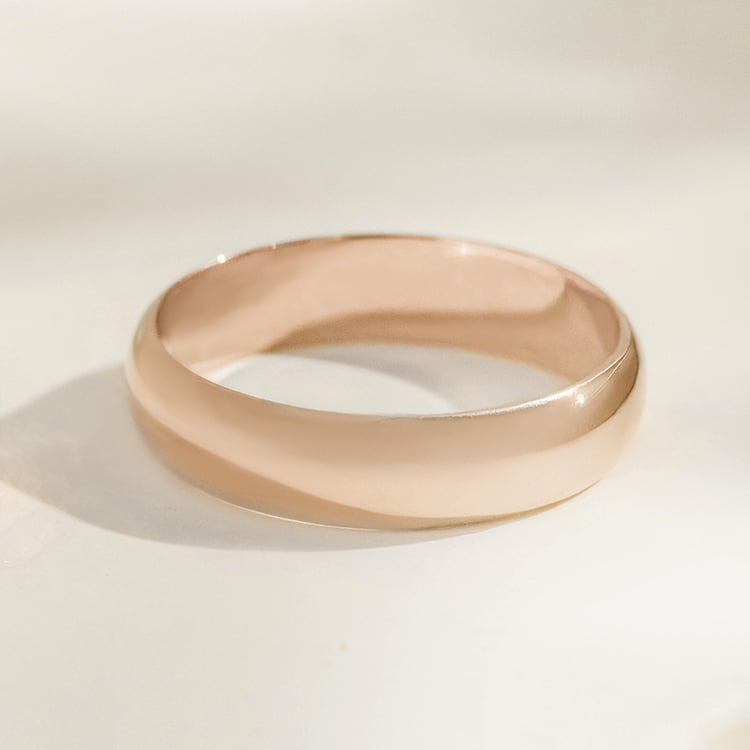 Abgerundete Eheringe aus Gold in der Farbe Hazelnut Ebie 163732