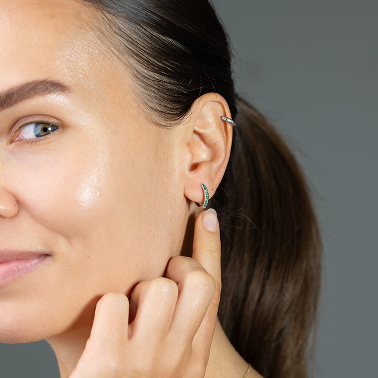 Elegante runde Ohrringe mit Smaragden Gomati 146167