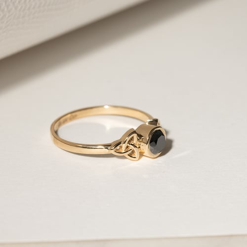 Geflochtener goldener Ring mit schwarzen Diamanten Lorey