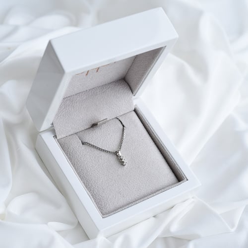 Minimalistischer Anhänger mit Diamanten Zusa