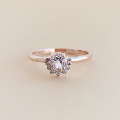 Minimalistischer Ring aus Gold mit Morganit Sonnie