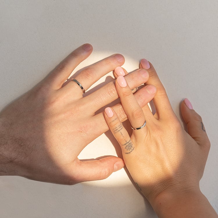 Unkonventioneller halbrunder Ehering aus Gold Abella 128353