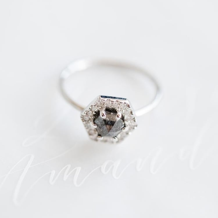 Ring mit Hexagon Salt and Pepper Diamant 34295