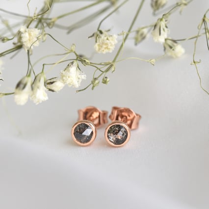 Goldene Ohrringe mit 0.52ct Salt and Pepper Diamanten Gledina