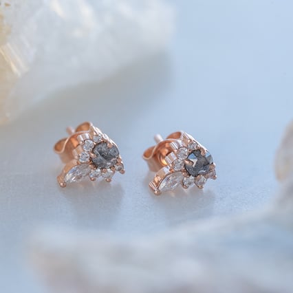 Ohrringe mit Salt and Pepper Diamanten und Moissaniten Kruno