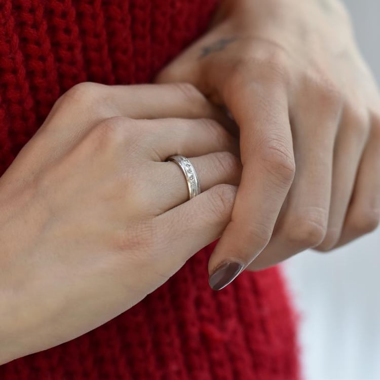 Goldene Trauringe mit matter Oberfläche und Diamanten Wynia 29349