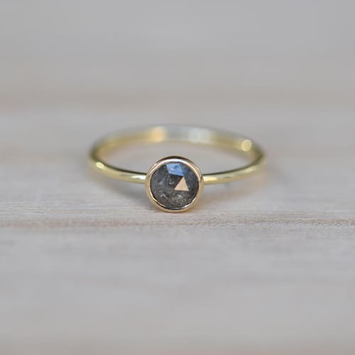 Ring mit Salt and Pepper Diamant Fermie