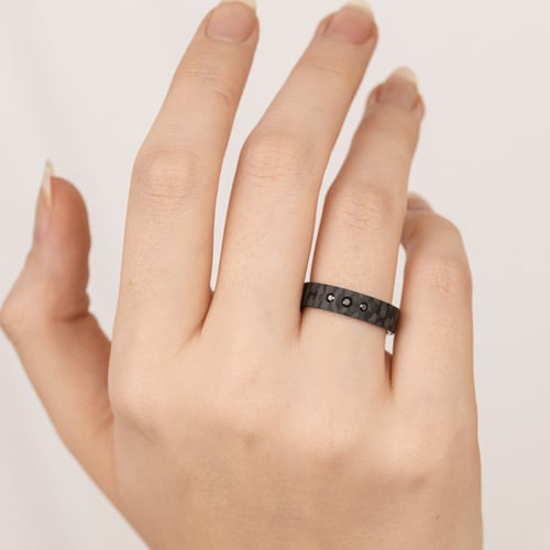 Flacher Ring aus Carbon und Gold mit schwarzen Diamanten Walker