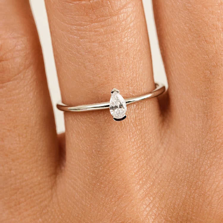 Minimalistischer Goldring mit einem Lab Grown Diamanten in Birnenform Valentin 163127