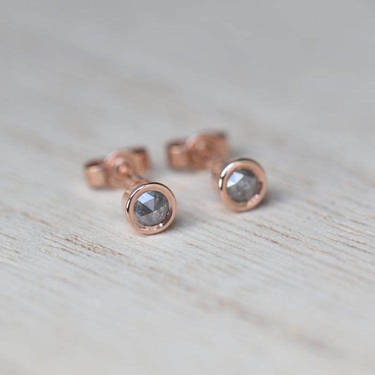 Goldene Ohrstecker mit 0.44ct Salt and Pepper Diamanten Haliena 44368