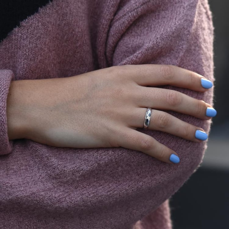 Finger mit gehämmertem glänzendem Trauring 49823