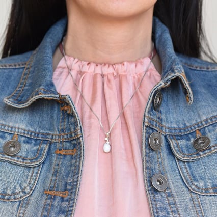 Himmlischer Anhänger in Silber mit weißem Opal Kalyan