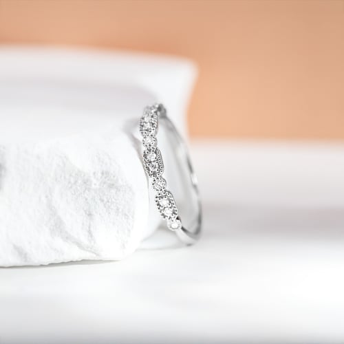 Eheringe aus einem Vintage-Ring mit Lab Grown Diamanten und einem Komfort-Ring Liam