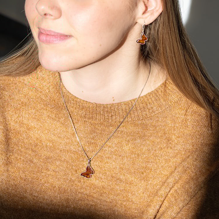 Silberner Bernsteinanhänger in Form eines Schetterlings Lepti 150920