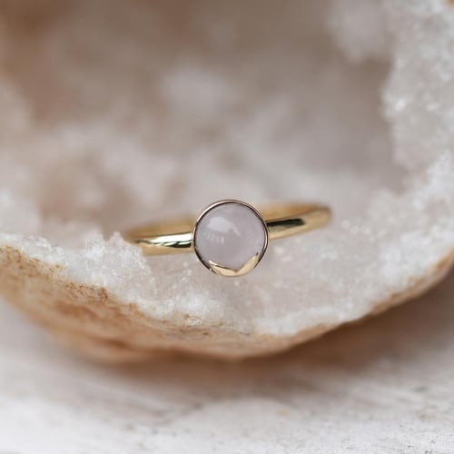 Goldener Ring mit Cabochon-Rosenquarz Yana