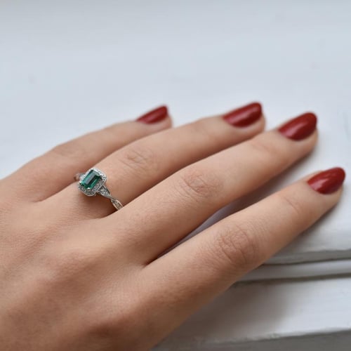 Eleganter Smaragd-Ring mit einem Meer von Diamanten Enoh