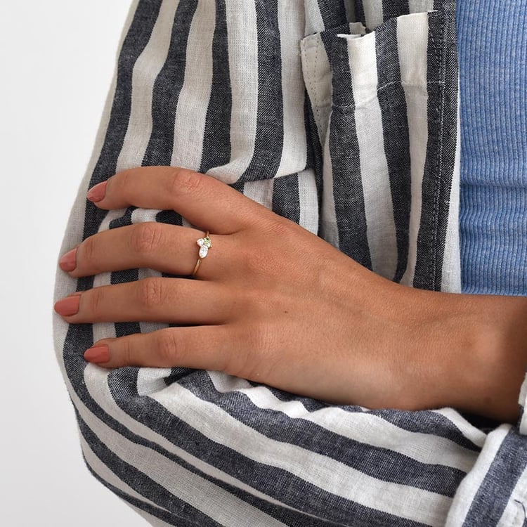 Zarter Ring mit Moissaniten und Tsavorit-Granaten Lowri 84398