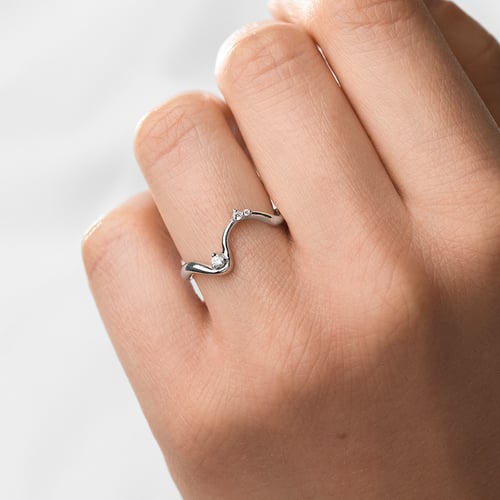 Ring in Wellenform mit Diamanten Lydie