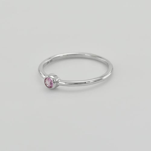 Minimalistischer Ring aus Gold mit rosa Saphir Emilien