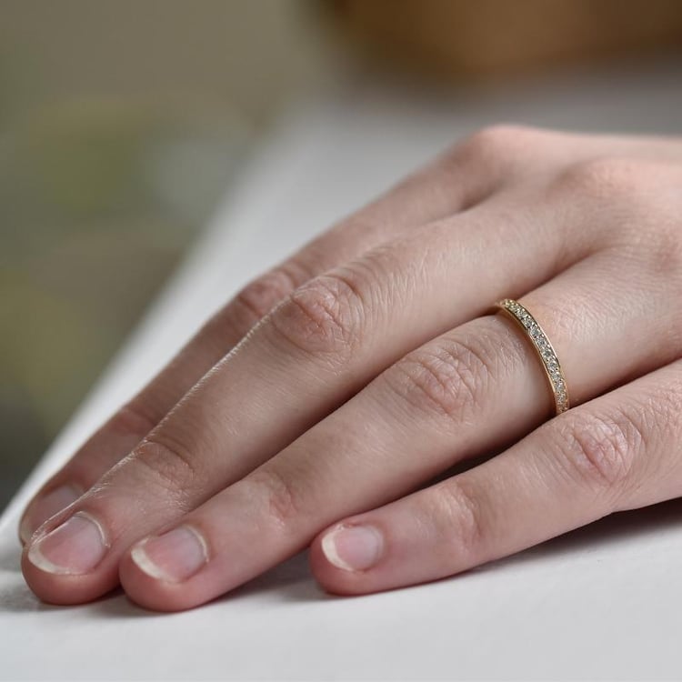 Eheringe aus Eternity-Ring mit Lab Grown Diamanten und einem breiten halbrunden Ring Zyte 102013