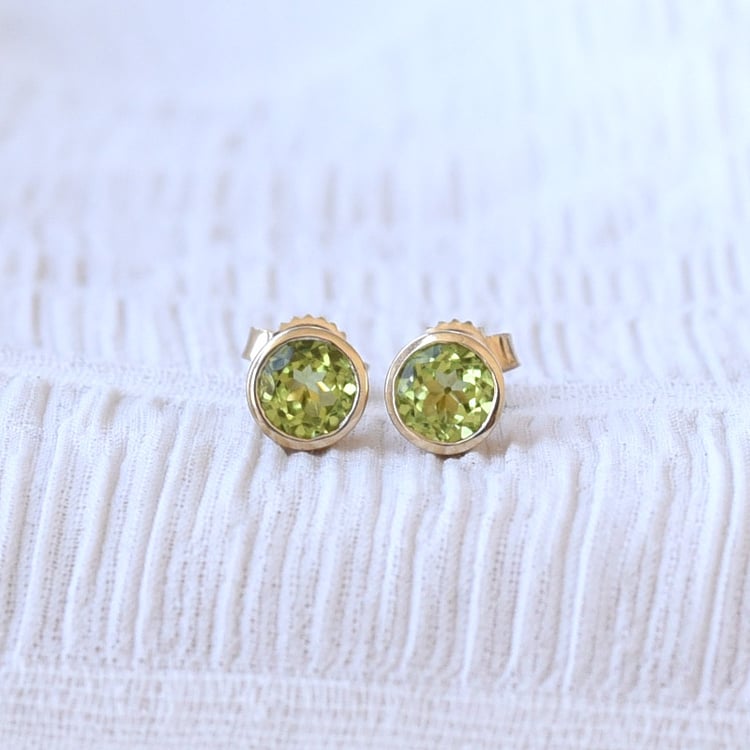 Silberne Ohrstecker mit Olivinen in Bezelfassung Wetty 102725