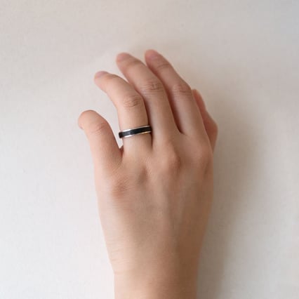 Flacher Trauringe aus Carbon und Silber Robin