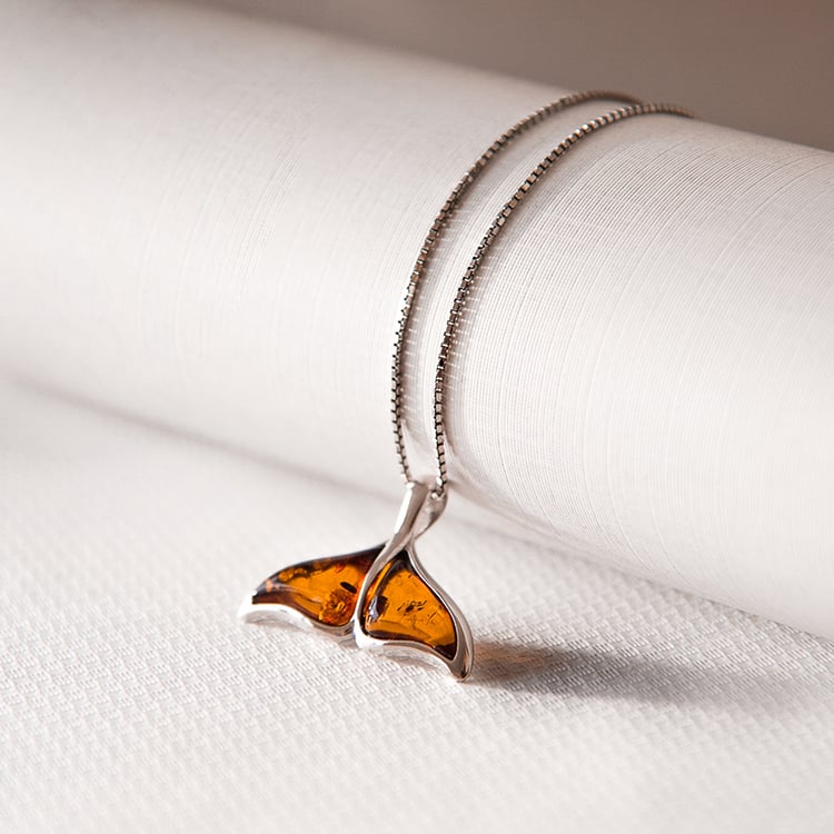 Anhänger aus Bernstein in Form einer Walfischflosse 107785