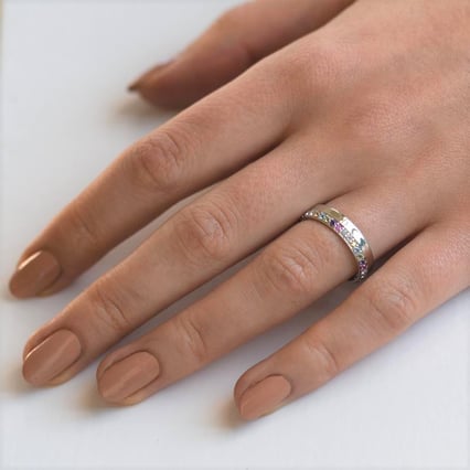 Eternity Ring aus Gold mit Edelsteinen Hevanna