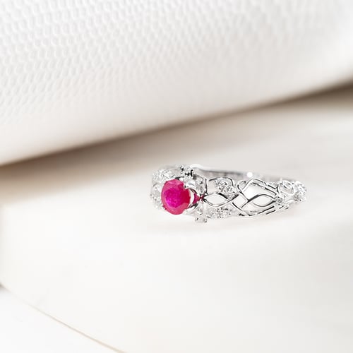 Verlobungsring mit einem Rubin und Diamanten im Vintage-Stil Chantal