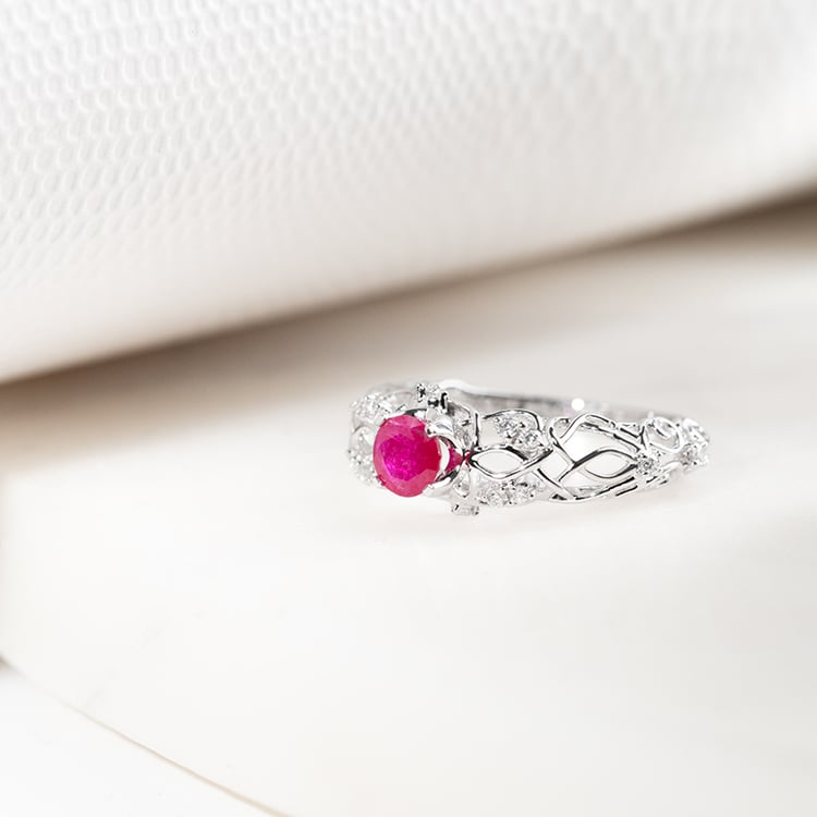 Verlobungsring mit einem Rubin und Diamanten im Vintage-Stil Chantal 133174