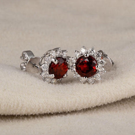Goldene Ohrringe mit Diamanten und Granaten Walvia