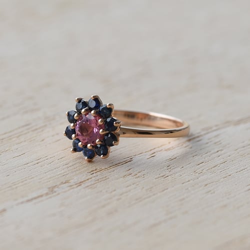Goldring mit Turmalin und Saphiren Rohini