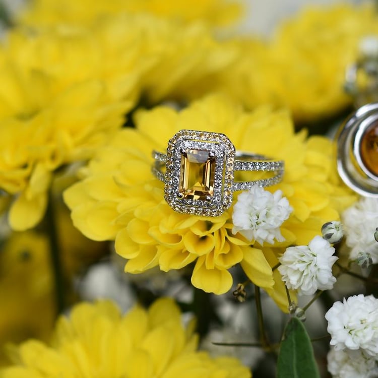 Ring mit Citrin und Diamanten auf der Blume 30629
