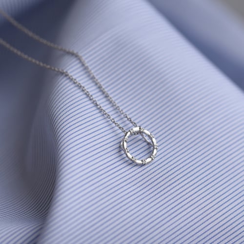 Silberner Anhänger im Karmastil mit Diamanten Heidi