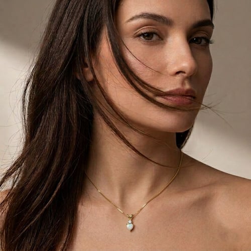 Goldener Anhänger mit weißem Opalherz und Lab grown Diamant Dorevie