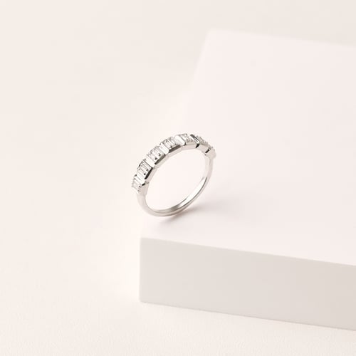 Half-Eternity-Ring aus Gold mit Lab Grown Baguette-Diamanten Faheem