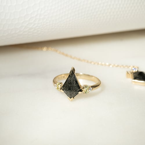 Außergewöhnlicher Ring mit dendritischem Quarz und Olivin Kettil