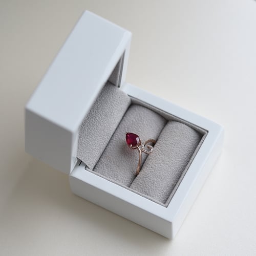 Originella Verlobungsring mit Rubin und Diamanten Cael