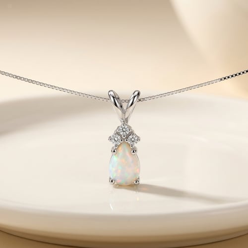 Goldener Anhänger mit weißem Pear-Opal und Lab Grown Diamanten Electrah