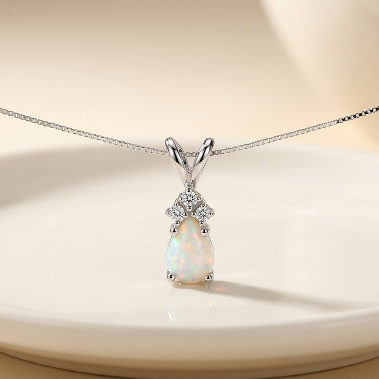 Goldener Anhänger mit weißem Pear-Opal und Lab Grown Diamanten Electrah 170907