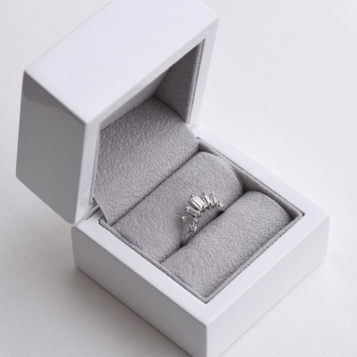 Einzigartiger Ring in V-Form mit Moissanit Osanna