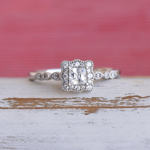 Vintage-Ring mit glänzenden Diamanten Venera