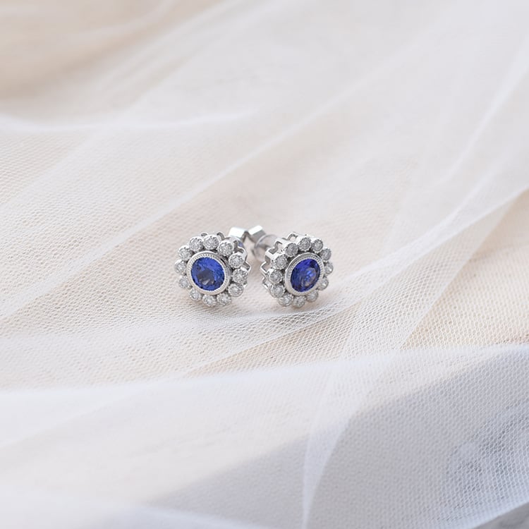 Goldene Ohrringe in Blütenform mit Tansaniten und Diamanten Una 62112